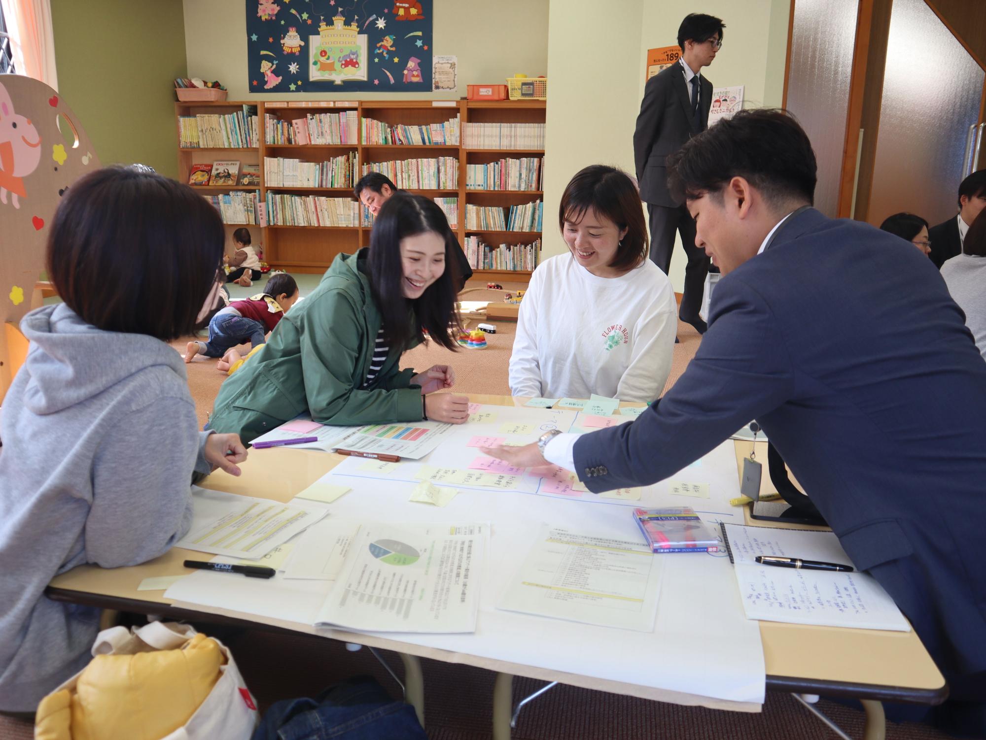 子育て世代の母親たちがワークショップを行っている写真