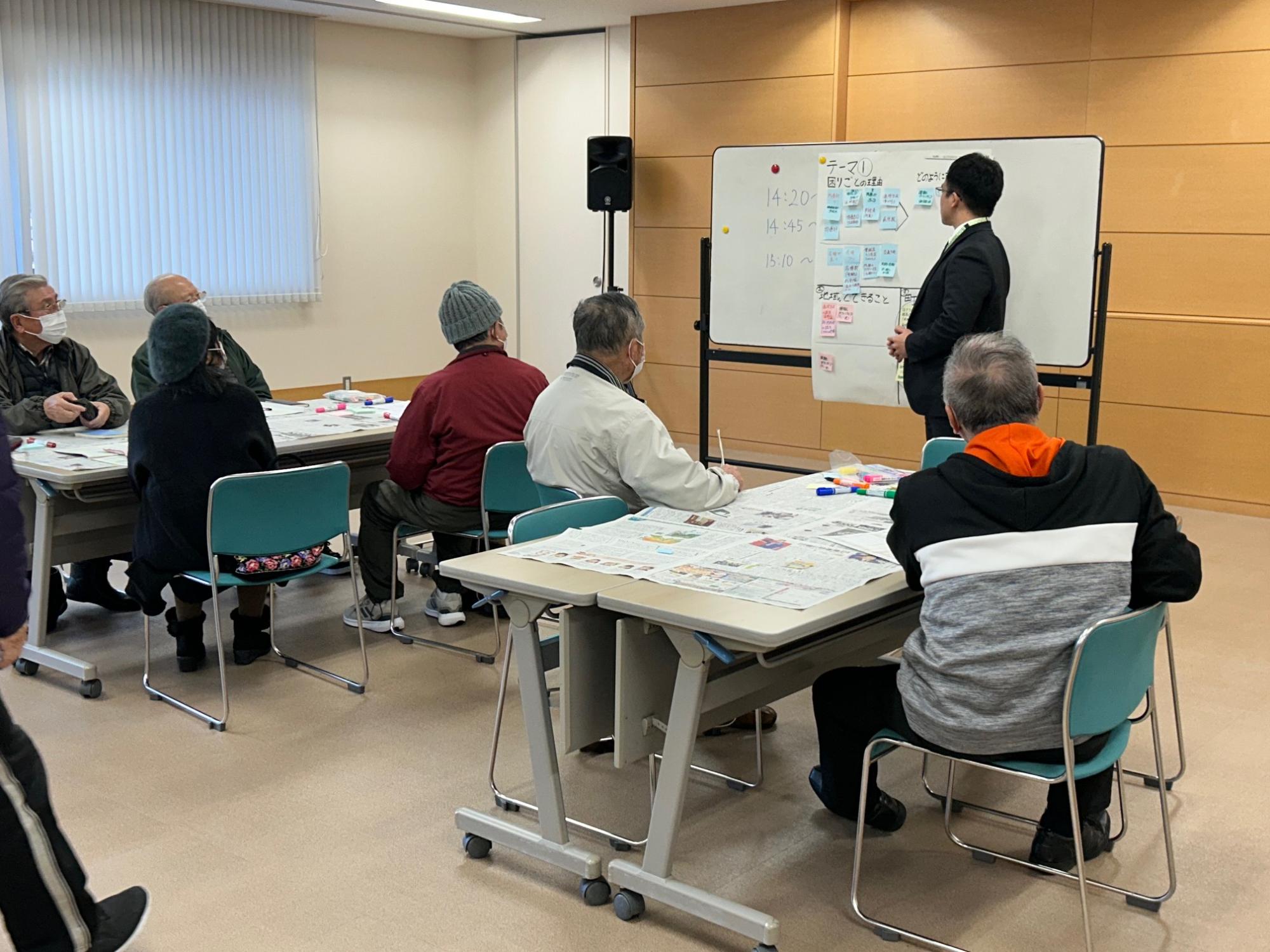 シニア世代の方たちがワークショップを行っている写真