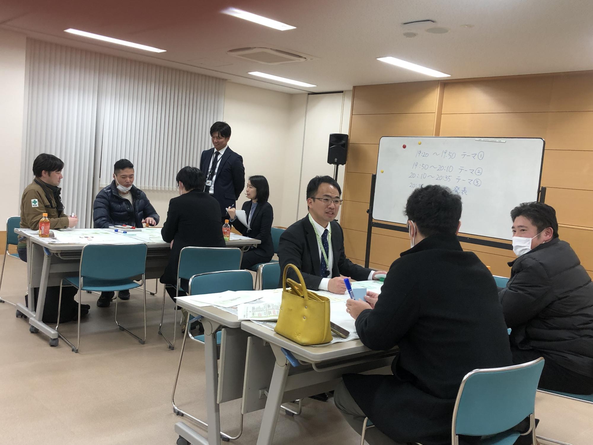 働く世代の方たちがワークショップを行っている写真
