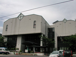 屋根に菱形の窓がある村岡老人福祉センター建物外観の写真