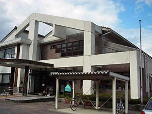 駐輪場が建物前にある香住地域福祉センター外観の写真