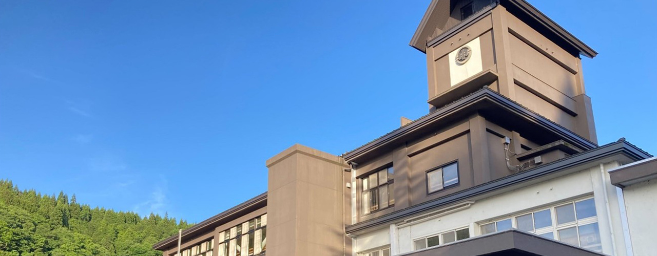 村岡小学校舎の外観写真