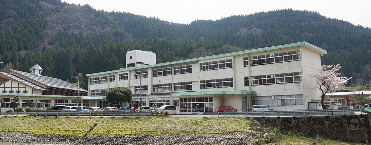射添小学校舎の外観写真