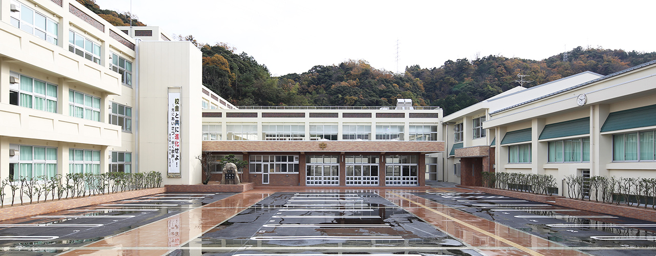 香住第一中学校舎の外観写真
