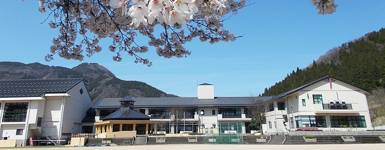 小代中学校舎の外観写真