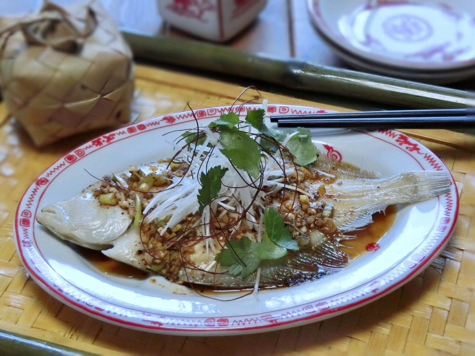 白髪ネギや糸唐辛子、香菜ののった四川風ピリ辛よだれカレイの写真