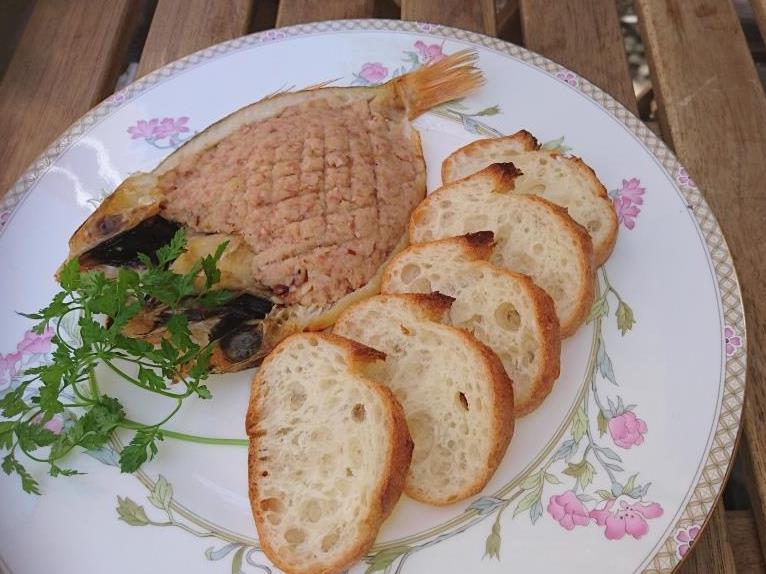 バケットが添えられ、のどぐろの皮の内側に盛られた「のどぐろのリエット」の写真