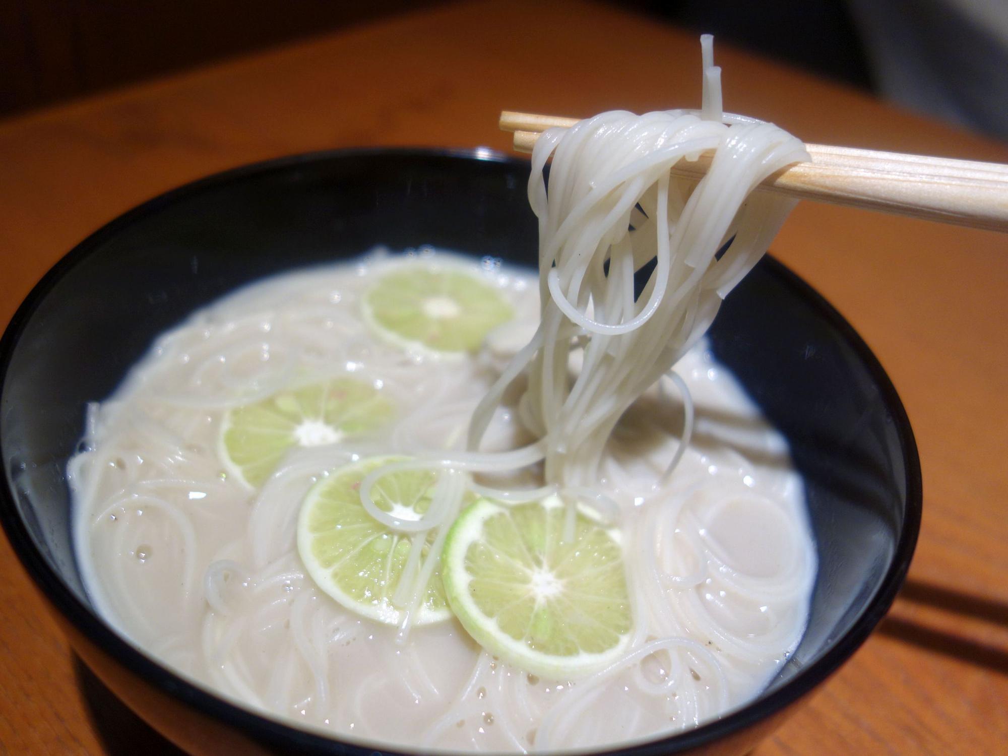 レモンが入ったはたはたの汁物にそうめんが入っている「ハタハタにゅうめん」の写真