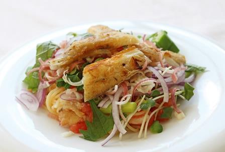 パスタに色とりどりの具が盛られ、上にドギがのっている、「ドギの冷製パスタ・彩りサラダ仕立て」の写真