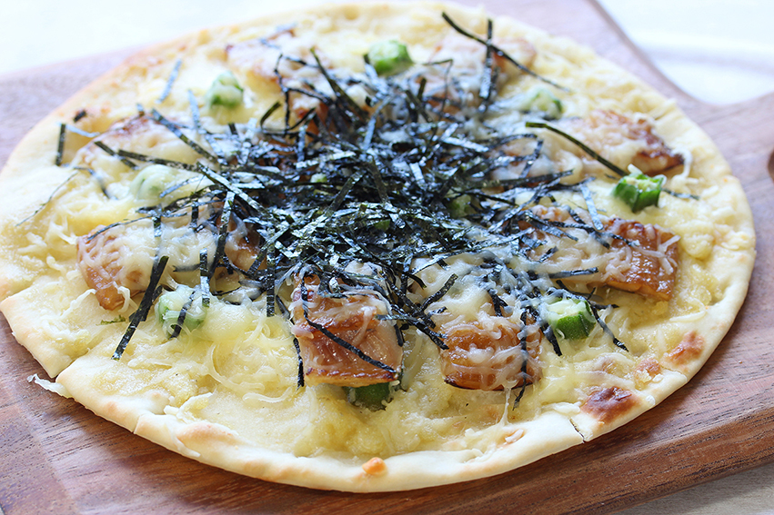 あなごとおくら、のりが乗った「和風PIZZAだよ！」の写真