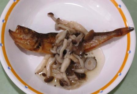 器に盛られたハタハタとキノコの仲良し和えの写真