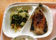 器に盛られた香住イワシの蒲揚げの写真