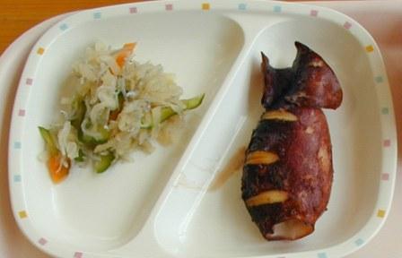 器に盛られた焼きイカの写真