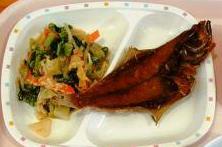 器に盛られたカレイのから揚げの写真