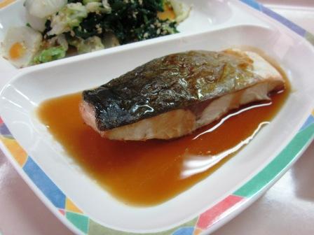 器に盛られたハマチの照り焼きの写真