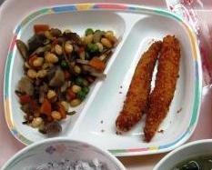 器に盛られたキスのカレーフライの写真