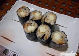 器に盛られたピリ辛チーズ海苔巻きの写真