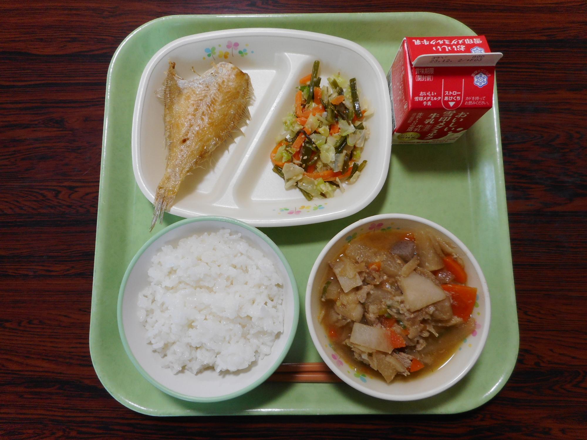 器に盛られた魚やご飯の給食写真