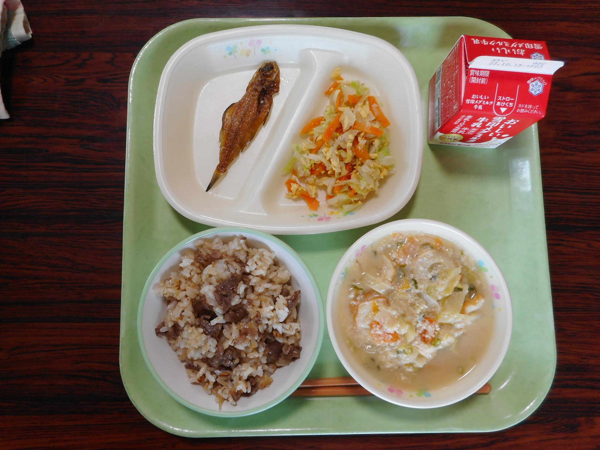 器に盛られた野菜やご飯の給食写真