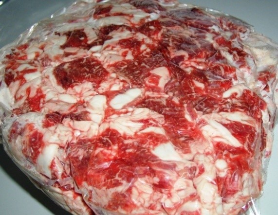 薄い水色の皿の上に赤い但馬牛が置いてある写真