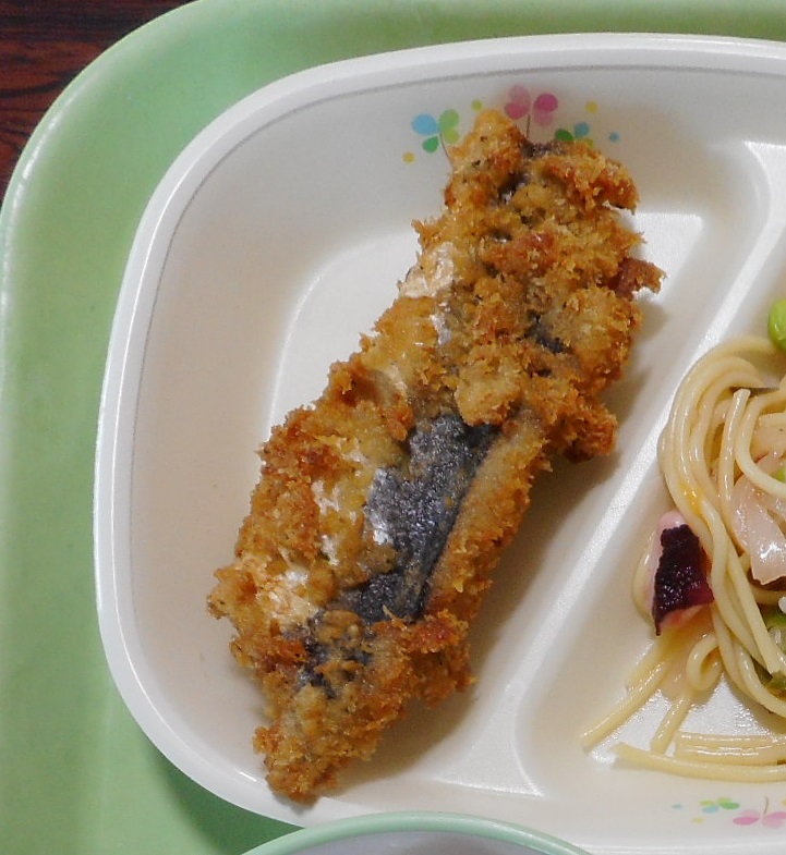 器に盛られたトビウオの香草フライの写真