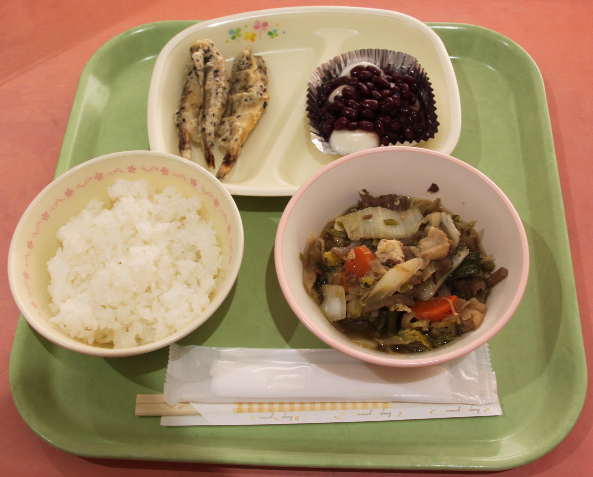 器に盛られたご飯や魚の給食写真