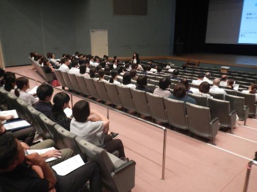 講師が観覧席の方々に研修を行っている様子の写真