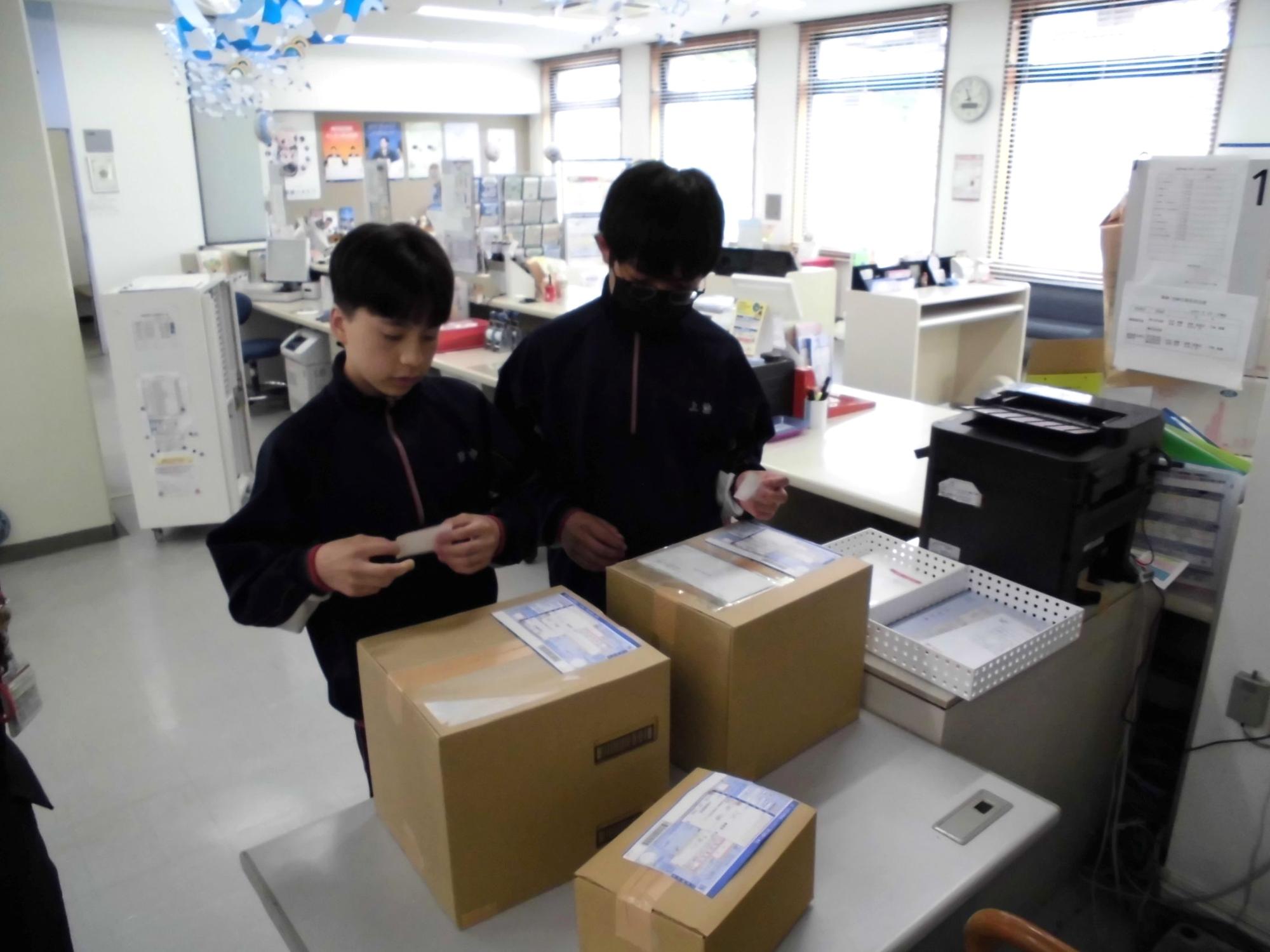 郵便局での集荷作業