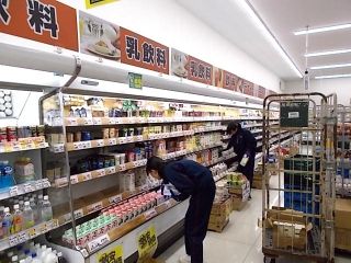 スーパーでの品出し