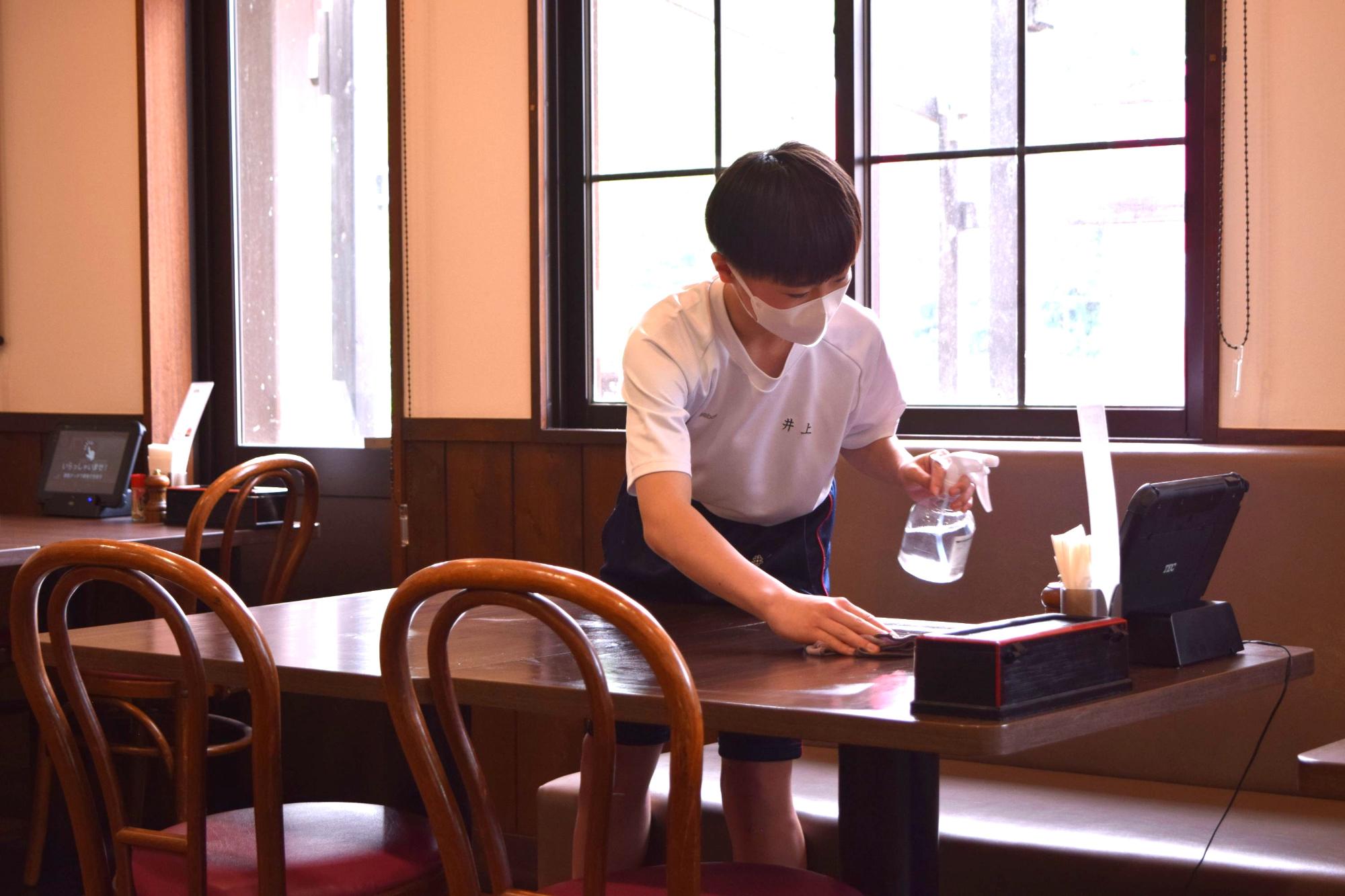 喫茶テーブルの除菌作業