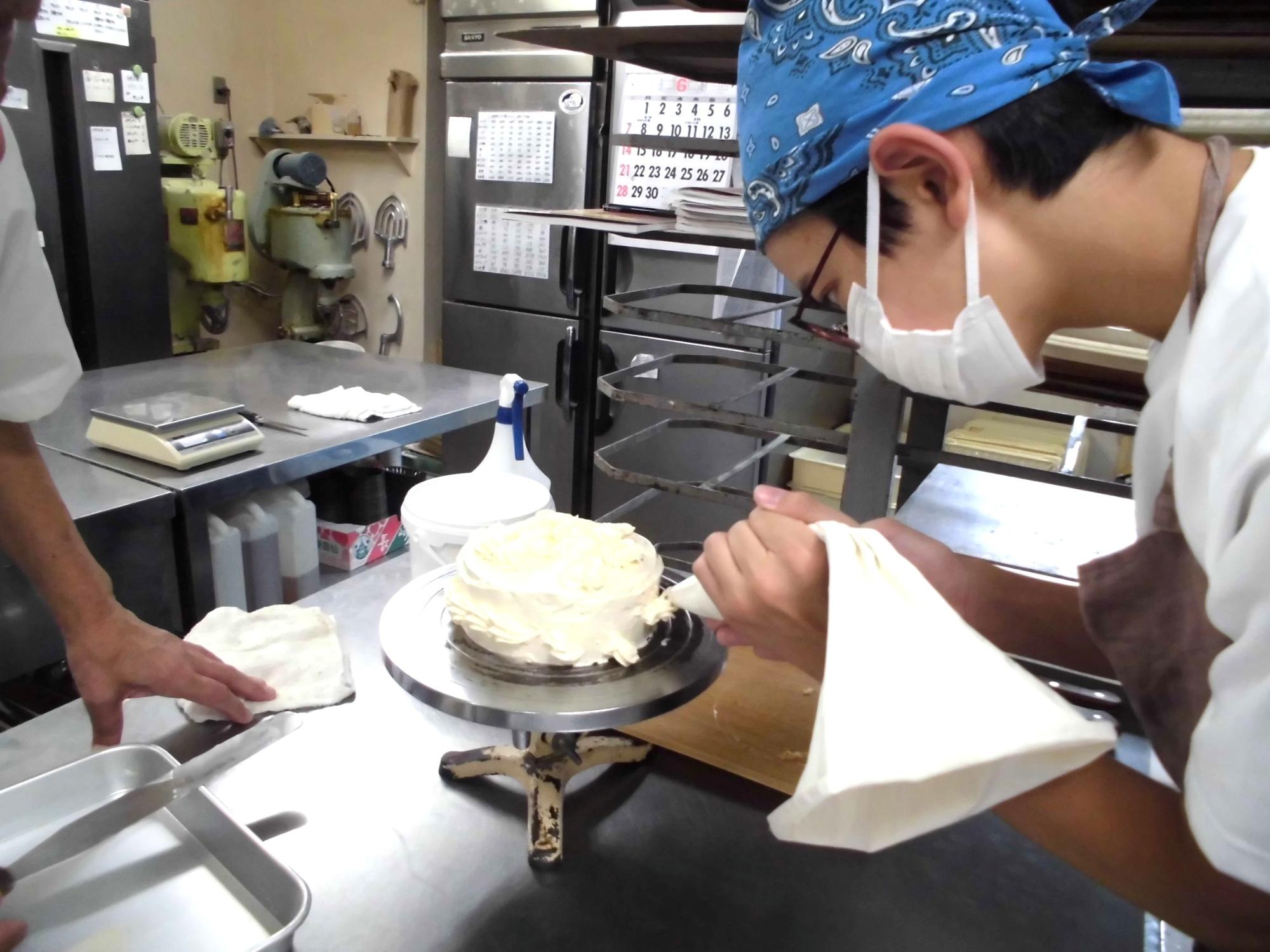 洋菓子店でのケーキ製造