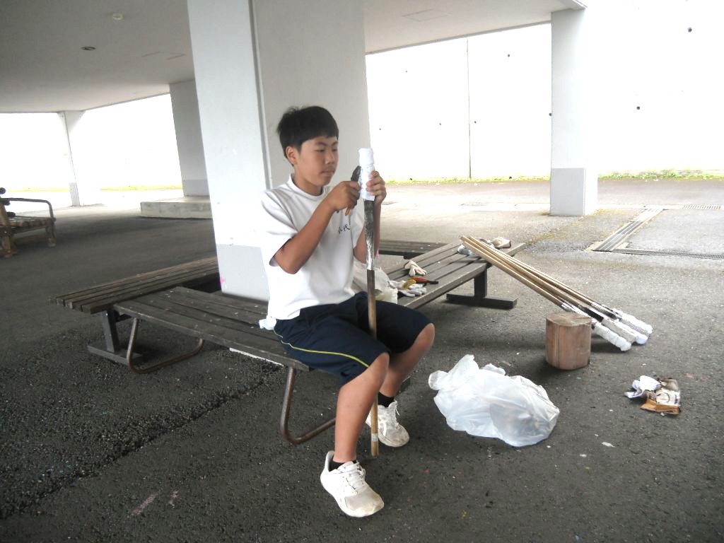 キャンプ場のトーチ棒作り