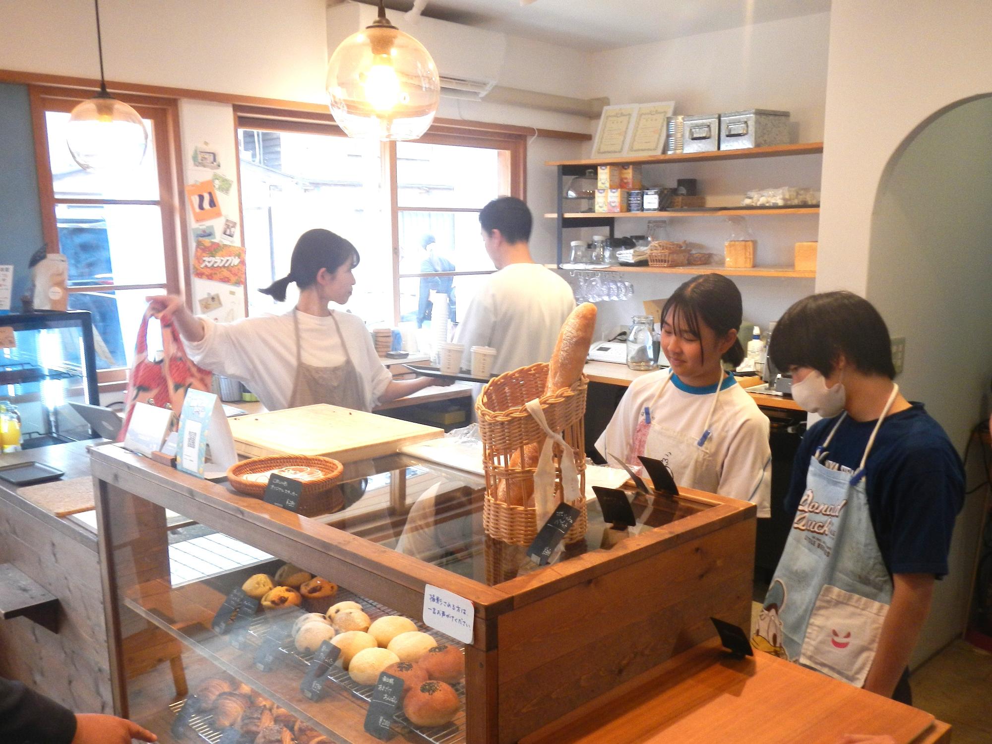 パン屋さんでの販売活動
