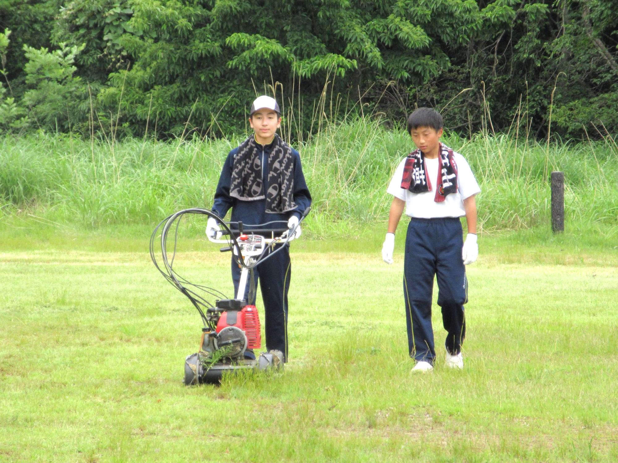 キャンプ施設の草刈り作業