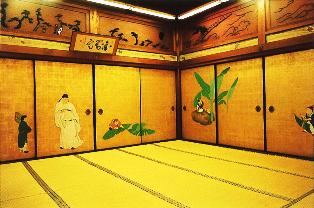 3人の子供と1人の大人が描かれた金色の襖の写真