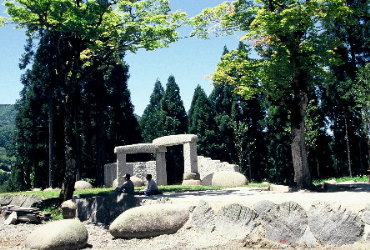 木々の間に石の門が2つ建っている写真