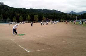 たくさんの人がグラウンドにいる写真