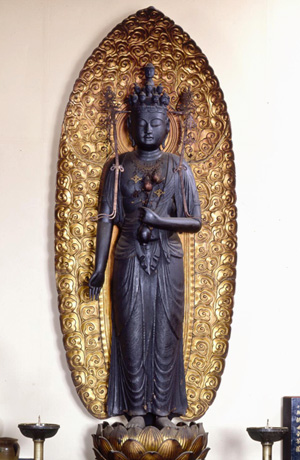 金の光背がついた観音立像の写真