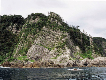 海に面した切り立った崖の写真