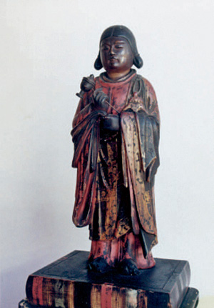 赤い着物を着た男性の立像写真