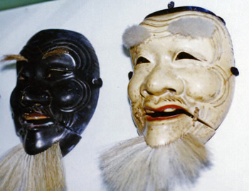 髭の生えた黒と白の能面が2つ並べられた写真