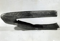 鋭角に曲がり持ち手と平行になるように刃がついた道具の白黒写真