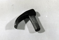 L字に持ち手と刃がついた道具の白黒写真