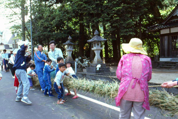 綱を引き合う大人子供たちの写真