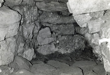 狭い空間に石が積まれている写真