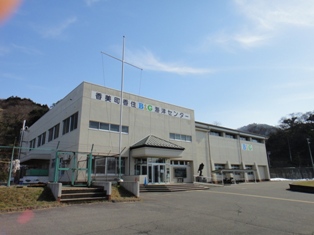 「香美町香住B＆G海洋センター」と壁に書かれた箱型の建物の写真