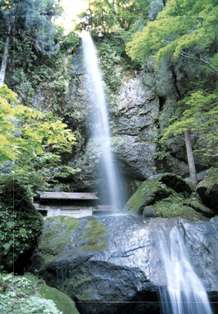 1段目の滝の脇に建物が建っている2段の滝の写真