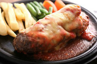 チーズのかかったハンバーグやニンジンやインゲンにポテトが盛られているプレートの写真