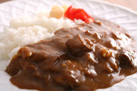 紅ショウガやラッキョウが添えられたカレーの写真