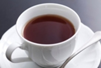 白いカップにこげ茶色の飲み物が淹れられている写真